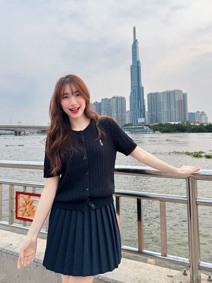 Hòa Minzy trông trẻ trung hơn lứa tuổi nhờ làn da trắng sáng như Ngọc Trinh.