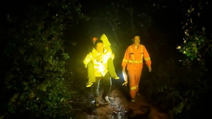 Lực lượng chức năng đã cứu thành công nhóm 5 sinh viên TP.HCM bị lạc trong rừng khi leo núi Langbiang. Ảnh: Tuổi Trẻ Online