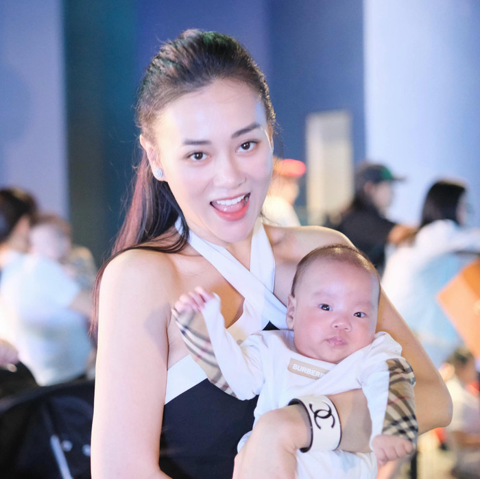 Phương Oanh cố gắng ăn vận xinh đẹp, chỉn chu mỗi khi đi ra ngoài. Ảnh: FBNV