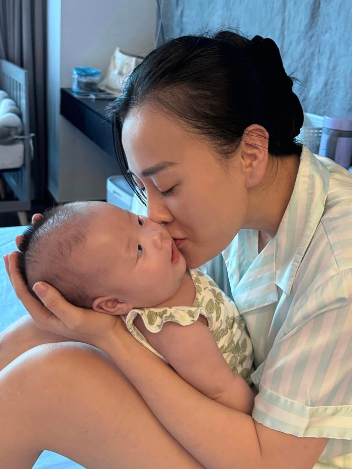 Niềm hạnh phúc của Phương Oanh chính là các con. Ảnh: FBNV