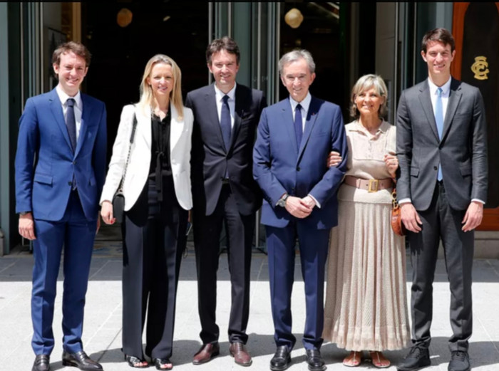Gia đình ông Bernard Arnault, người đứng đầu đế chế thời trang LVMH. (Ảnh: People)