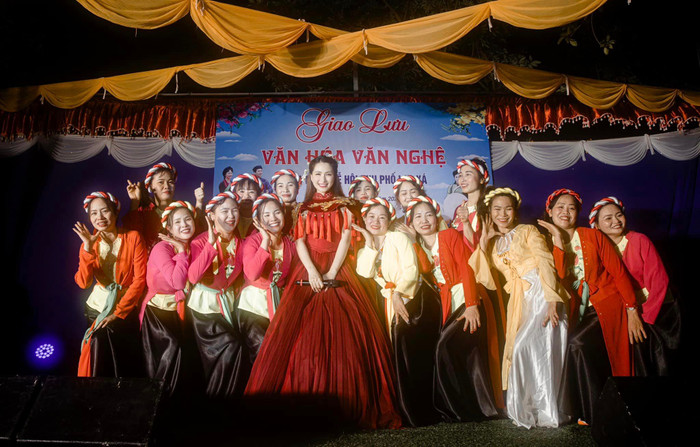 Hoà Minzy về quê biểu diễn. Ảnh: FBNV