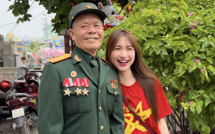 Hoà Minzy đưa ông nội lên Điện Biên trong dịp 7/5 năm nay. Ảnh: FBNV