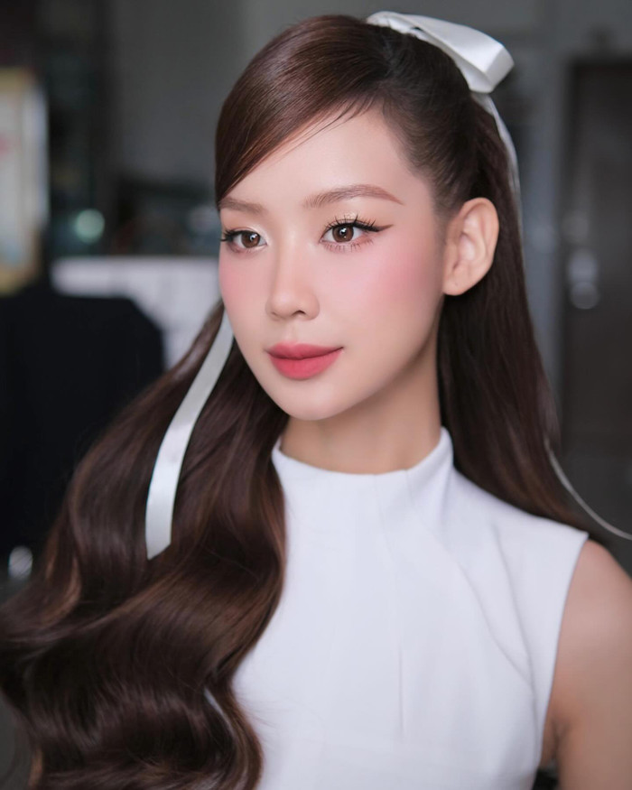 Hoa hậu Bảo Ngọc đăng tải hình ảnh zoom cận gương mặt, khoe khéo visual trong veo tựa 'thần tiên tỷ tỷ'. Để tôn lên ưu điểm này, nàng hậu Cần Thơ chọn lựa layout trang điểm nhẹ nhàng, theo tông màu hồng chủ đạo. Phần lớn, lớp trang điểm của Hoa hậu Bảo Ngọc tập trung nhấn nhá phấn mắt, má hồng và đôi môi căng mọng.