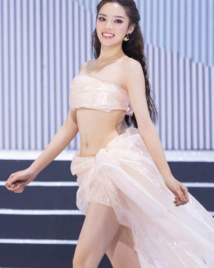 Kỳ Duyên tung bộ ảnh được ghi lại tại tập 2 Miss Universe Vietnam 2024. Hậu bị chê thiếu mềm mại, thô cứng, người đẹp Nam Định cho thấy sự thay đổi rõ rệt. Trong khoảnh khắc này, Kỳ Duyên sáng bừng nhan sắc lẫn phong thái ngọt ngào trong bộ váy 2 mảnh mang tông màu hồng pastel. Không những vậy, cựu Hoa hậu Việt Nam còn ghi điểm với hình thể nóng bỏng cùng làn da trắng sáng, mịn màng.