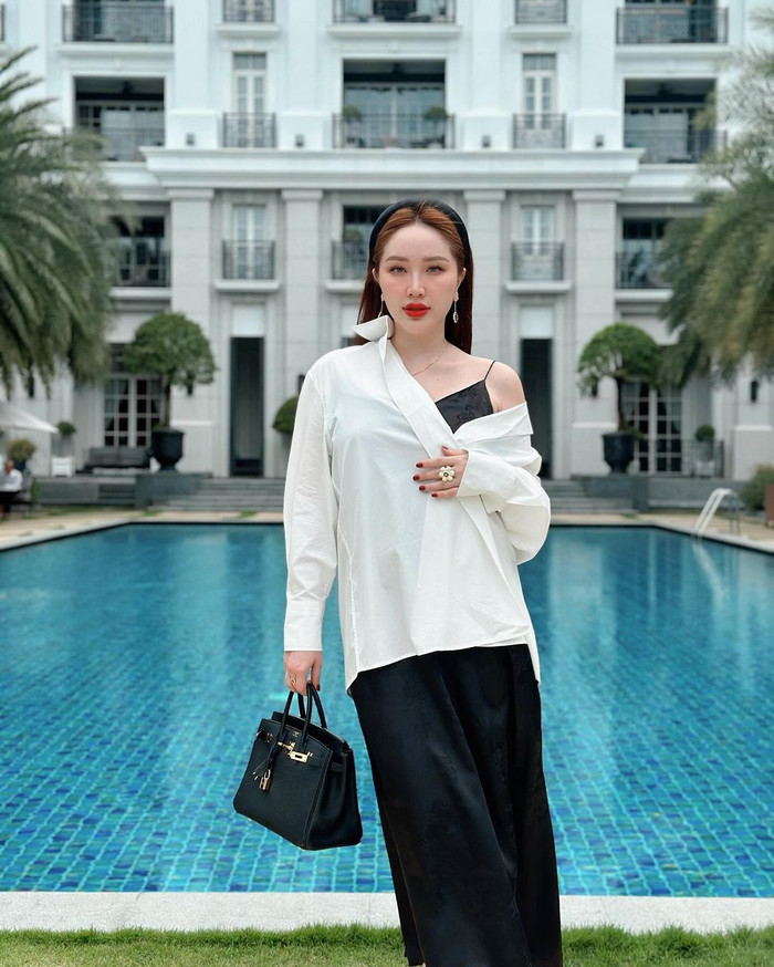 Bảo Thy đăng tải hình ảnh thả dáng trong căn biệt thự trắng hiện đại. Nữ ca sĩ toát lên thần thái 'phú bà' sang chảnh khi kết hợp cùng mẫu túi xách dòng Birkin hơn nửa tỷ đồng. Đặc biệt, Bảo Thy còn 'trưng dụng' phong cách trang điểm đậm, điểm nhấn là đôi môi đỏ tươi quyến rũ.