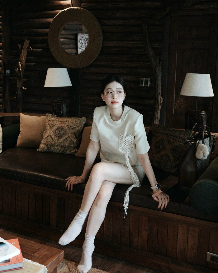 Á hậu Phương Nga lộ dấu hiệu tăng cân, gương mặt của nàng hậu có phần tròn trịa hơn so với trước. Tuy nhiên, bà xã Bình An vẫn giữ được thần thái tươi tắn, rạng rỡ. Không những vậy, làn da trắng sáng còn là yếu tố giúp Á hậu Phương Nga ghi điểm trong mắt công chúng.