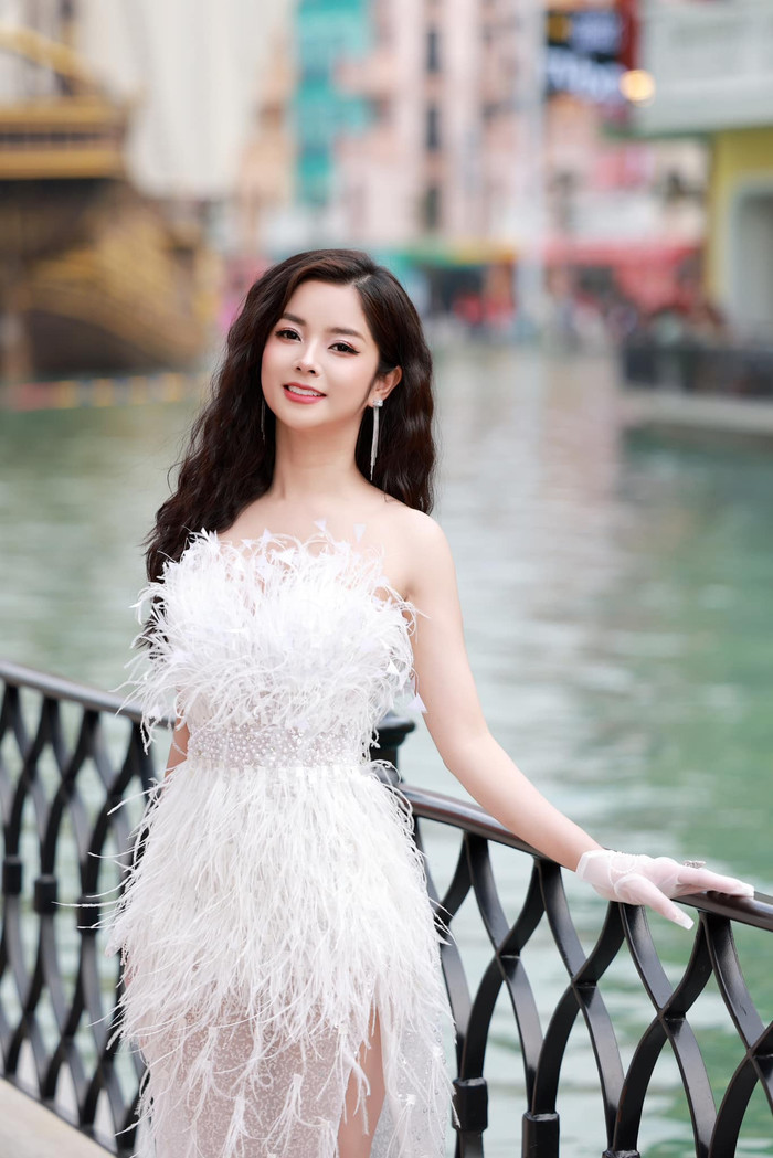 Nhan sắc trẻ trung của Lệ Quyên ở tuổi 32.