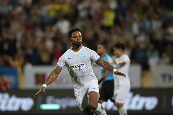 Tài nghệ của 'siêu tiền đạo' Rafaelson đã giúp Nam Định FC hạ CLB Thanh Hoá giành Siêu cup Quốc gia 2024. Ảnh: CLB Nam Định