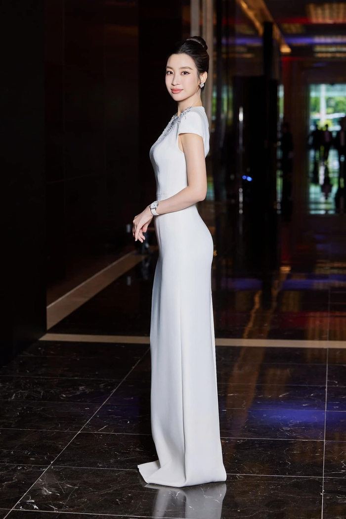 Đáng chú ý, Hoa hậu Đỗ Mỹ Linh đeo trên tay mẫu đồng hồ Aquanaut Luce Pure của thương hiệu Patek Philippe. Thiết kế có mặt kính chất liệu Sapphire kết hợp tinh tế với nhiều viên kim cương nạm xung quang viền, vật phẩm này hiện có giá rao bán khoảng 1,6 tỷ đồng ở thị trường Việt Nam. 