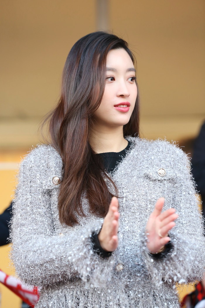 Khi đến sân bóng cùng ông xã, mỹ nhân sinh năm 1996 sẽ chọn váy áo màu nhạt, trung tính để tránh tạo sự chú ý trên sân. Cô thường diện các thiết kế dài tay như áo khoác hoặc sơ mi lịch sự. Bên cạnh đó, Hoa hậu Đỗ Mỹ Linh cũng trang điểm nhẹ nhàng nhưng tôn được đường nét thanh tú của gương mặt. 