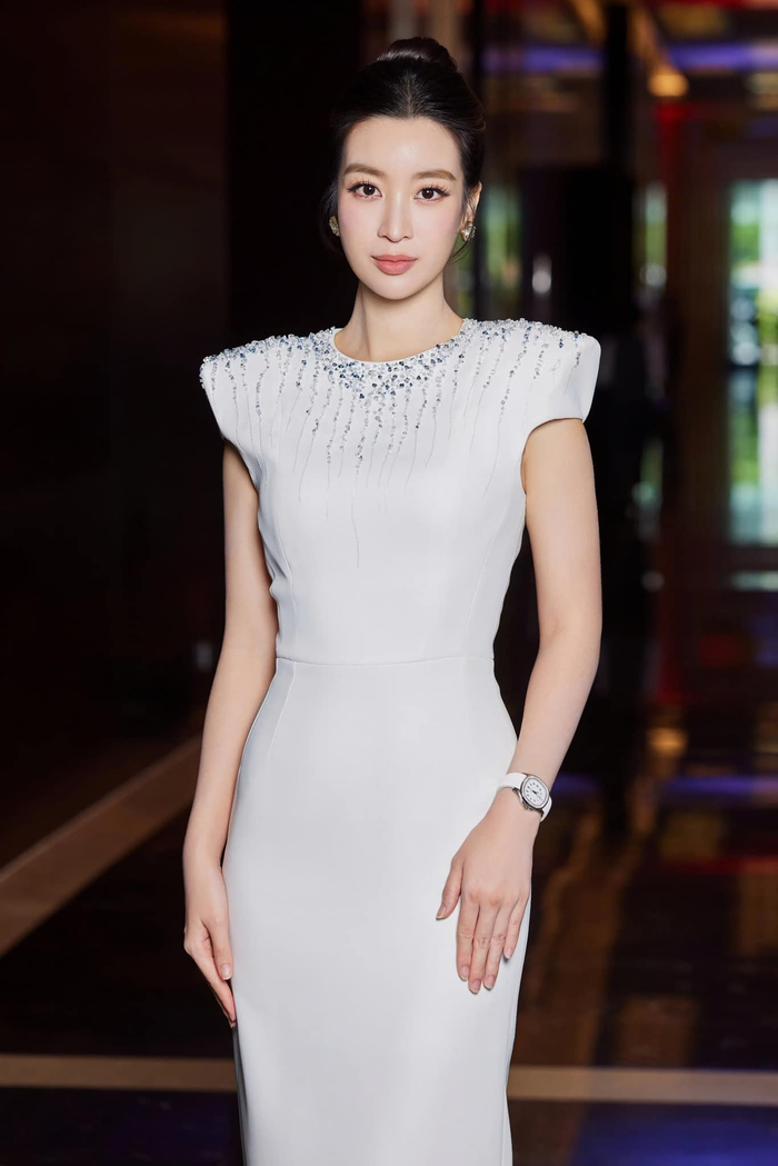Mới đây, Hoa hậu Đỗ Mỹ Linh thu hút chú ý khi đăng tải bộ ảnh khoe nhan sắc trong trẻo bên bộ váy trắng kín đáo. Mẫu đầm mà người đẹp chọn lựa được đính nhiều hạt đá nhỏ lấp lánh trên phần cầu vai, có hiệu ứng 'tuôn chảy' như dòng nước. Độ dài của váy chấm gót khiến cơ thể nàng hậu trở nên thanh mảnh rõ rệt. 
