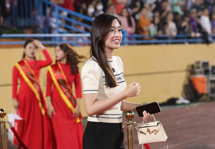Bộ cánh trong ảnh đã khiến Đỗ Mỹ Linh trở thành hiện tượng mạng khi đến sân ủng hộ đội bóng của ông xã. Cô cầm một chiếc túi Hermes mini size màu kem, khóa vàng đi cùng với quần tây đen và áo len đến từ thương hiệu Dior toát lên khí chất của một quý cô. 