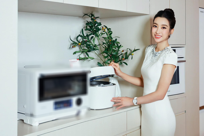 Đây không phải lần đầu tiên Đỗ Mỹ Linh khiến nhiều người trầm trồ với những khoảnh khắc khéo khoe đồng hồ cao cấp trên trang cá nhân. Trước đó, người đẹp từng làm công chúng xôn xao khi đeo mẫu đồng hồ Rose Gold Ladies Snow Setting Diamond đến từ thương hiệu Richard Mille, có giá 7 tỷ đồng. 