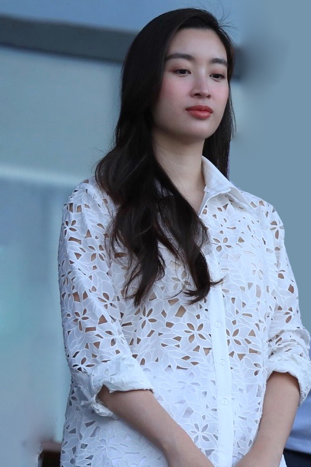 Lần khác, Đỗ Mỹ Linh diện áo sơ mi cài cúc xuyên thấu nhẹ nhàng, gợi cảm chừng mực. 