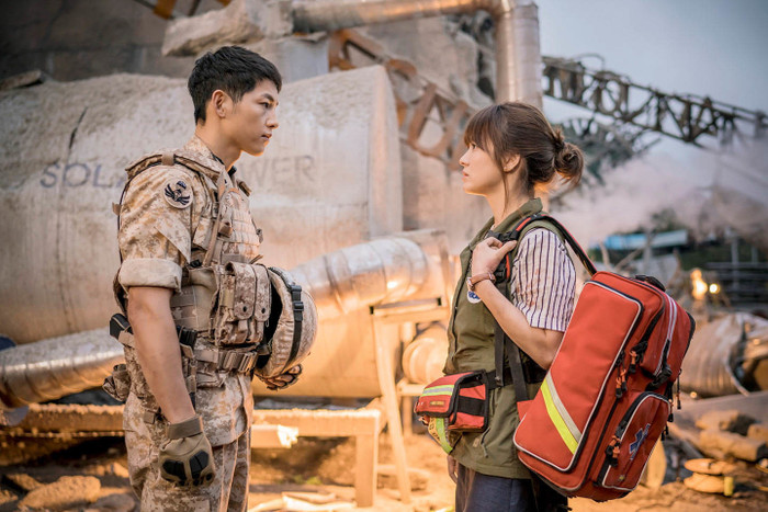 Song Joong Ki và Song Hye Kyo lọt top 10 cặp đôi được yêu thích nhất màn ảnh Hàn với Hậu Duệ Mặt Trời.