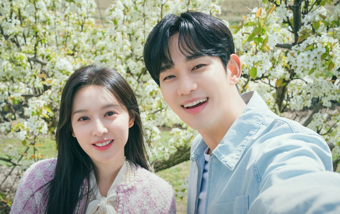 Kim Soo Hyun - Kim Ji Won vướng tin đồn hẹn hò sau Nữ Hoàng Nước Mắt.