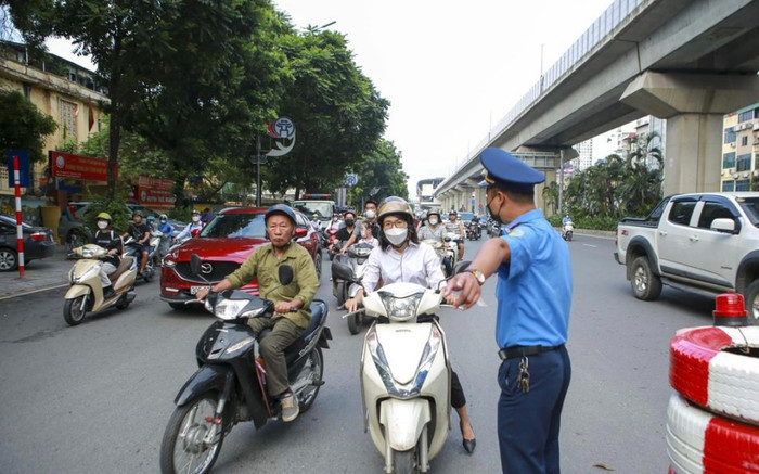 Phạt tiền xe máy chở 2 người từ năm 2025 Ảnh 2