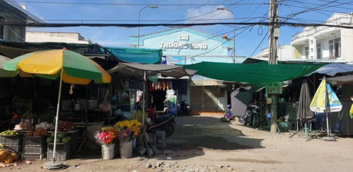 Nơi ở và làm việc khi chưa trúng số của anh L