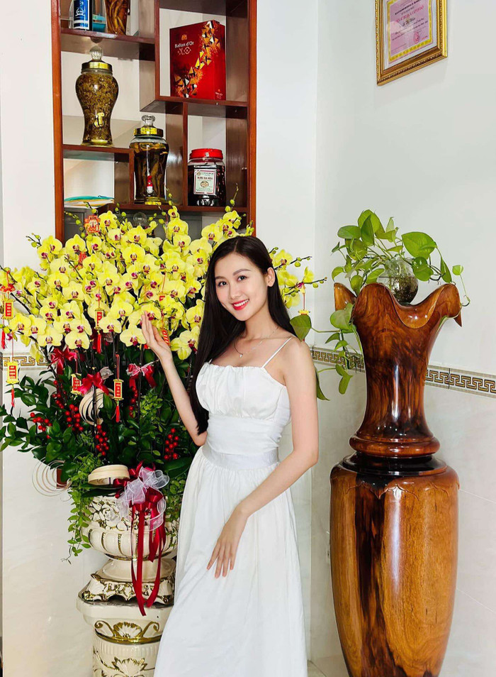 Tân Hoa hậu Hoà bình Việt Nam chụp ảnh với 1 góc trong ngôi nhà. 