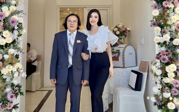 Á hậu Hạnh Nguyên hạnh phúc khoác tay bố, nở nụ cười rạng rỡ. Ảnh: FBNV