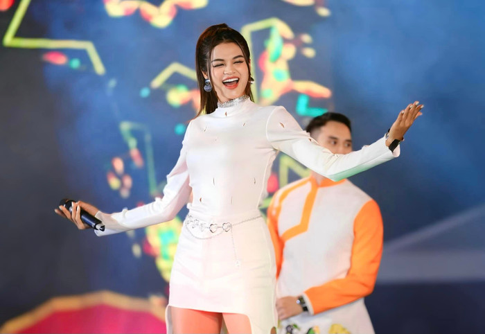Không chỉ hát hay, Á hậu Thu Hiền còn có visual sáng bừng sân khấu mỗi khi đi biểu diễn. Ảnh: FBNV