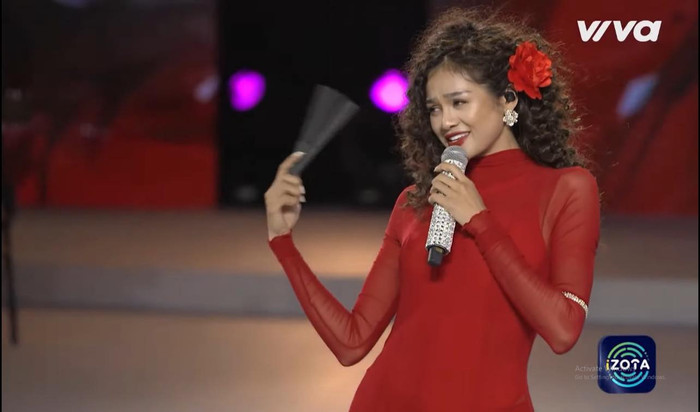 Một trong những sân khấu nổi bật nhất của Á hậu Thu Hiền tại Vietnam Idol chính là thể hiện lại ca khúc Nụ hôn bất ngờ. Ảnh: FBNV