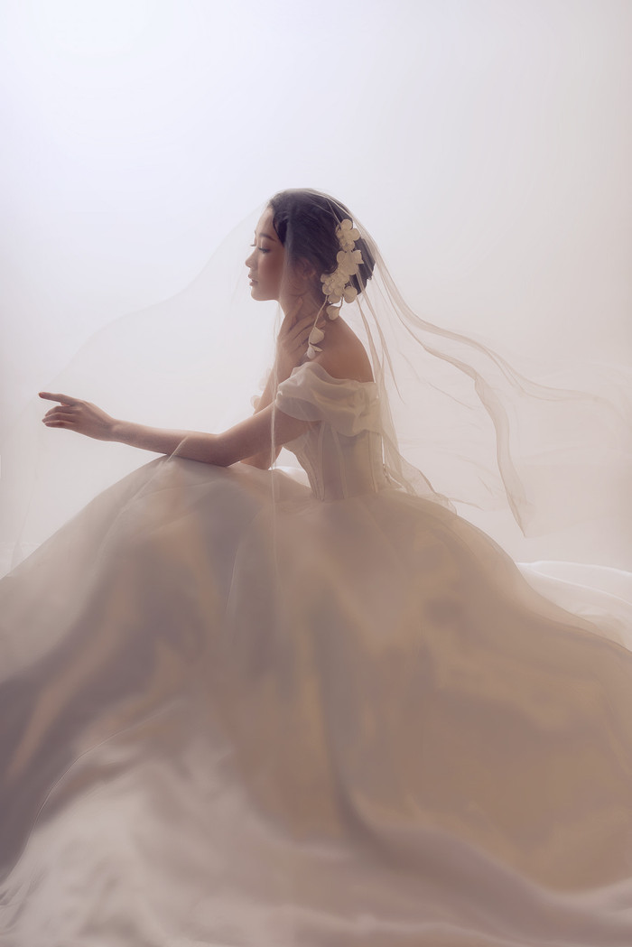 Võ Lê Quế Anh e ấp trong trang phục cô dâu làm nhiều người lầm tưởng cô đã lên xe hoa từ 3 năm trước.