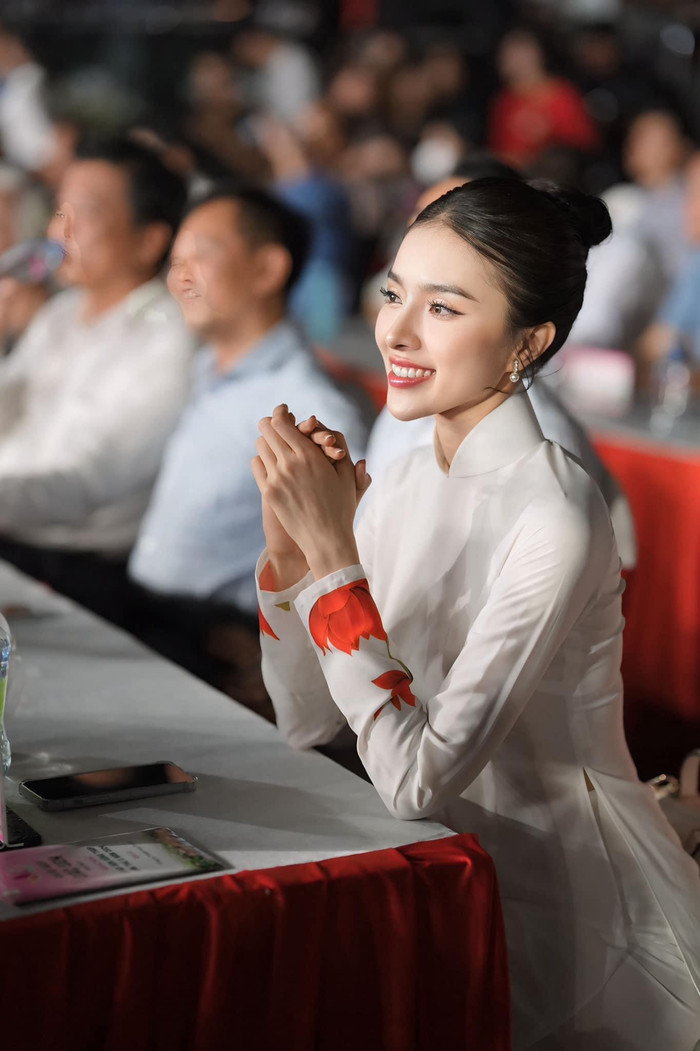 Hạnh Nguyên sở hữu nét đẹp hài hòa, với làn da trắng mịn, đôi mắt sáng và nụ cười tươi tắn, tạo nên hình ảnh một người phụ nữ hiện đại, duyên dáng và đầy sức sống.