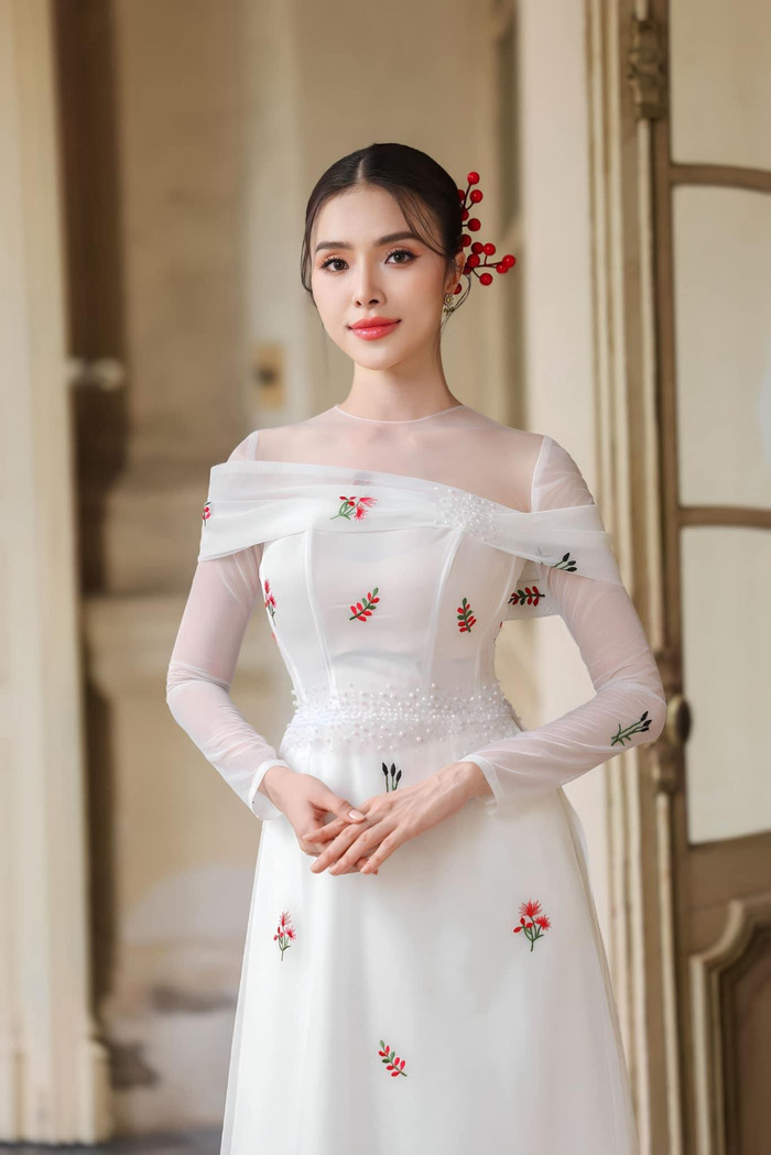 Bên cạnh tri thức, Á hậu 1 Hạnh Nguyên còn sở hữu nhan sắc ngọt ngào và quyến rũ. Tại MGVN 2024, cô đã chiếm trọn trái tim của khán giả và BGK với vẻ đẹp tự nhiên, thanh thoát và đầy cuốn hút. 