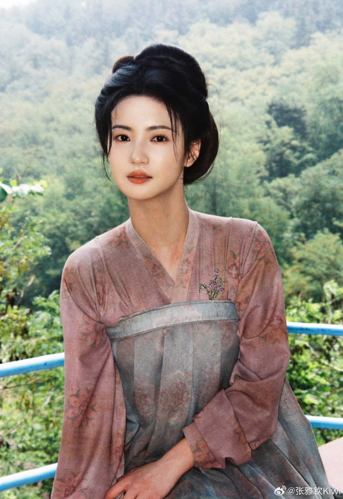 Trương Nhã Khâm đơn giản vẫn xinh đẹp trong Quốc Sắc Phương Hoa