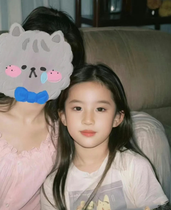 Nhan sắc cô bé được sao y bản chính từ Lưu Diệc Phi