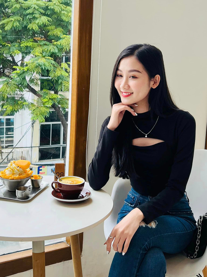 Bên cạnh sự trẻ trung và năng động, Quế Anh cũng rất chú trọng đến việc thể hiện nét dịu dàng, nữ tính thông qua cách ăn mặc. Nàng hậu thường chọn những trang phục nhẹ nhàng, tinh tế, mang lại vẻ đẹp thanh lịch và duyên dáng. 