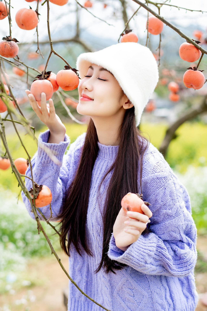 Quế Anh rất biết cách phối hợp các trang phục đơn giản để tạo nên một tổng thể hài hòa và bắt mắt.