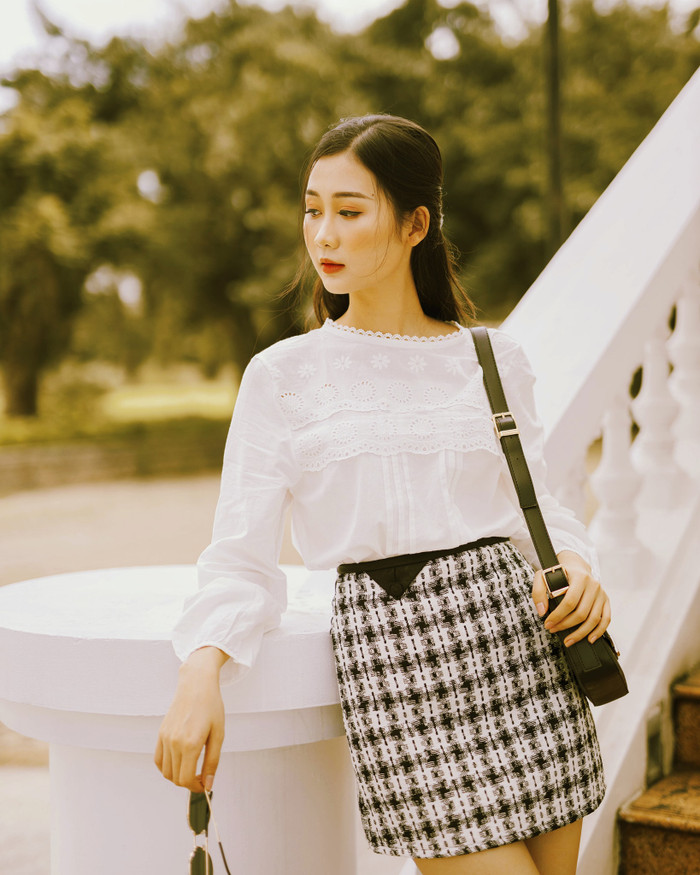 Một trong những điểm đặc biệt trong phong cách thời trang của Quế Anh chính là sự tinh tế trong từng chi tiết nhỏ. Cô luôn biết cách chọn lựa phụ kiện, phối màu sắc để hoàn thiện tổng thể trang phục của mình trở nên bắt mắt.