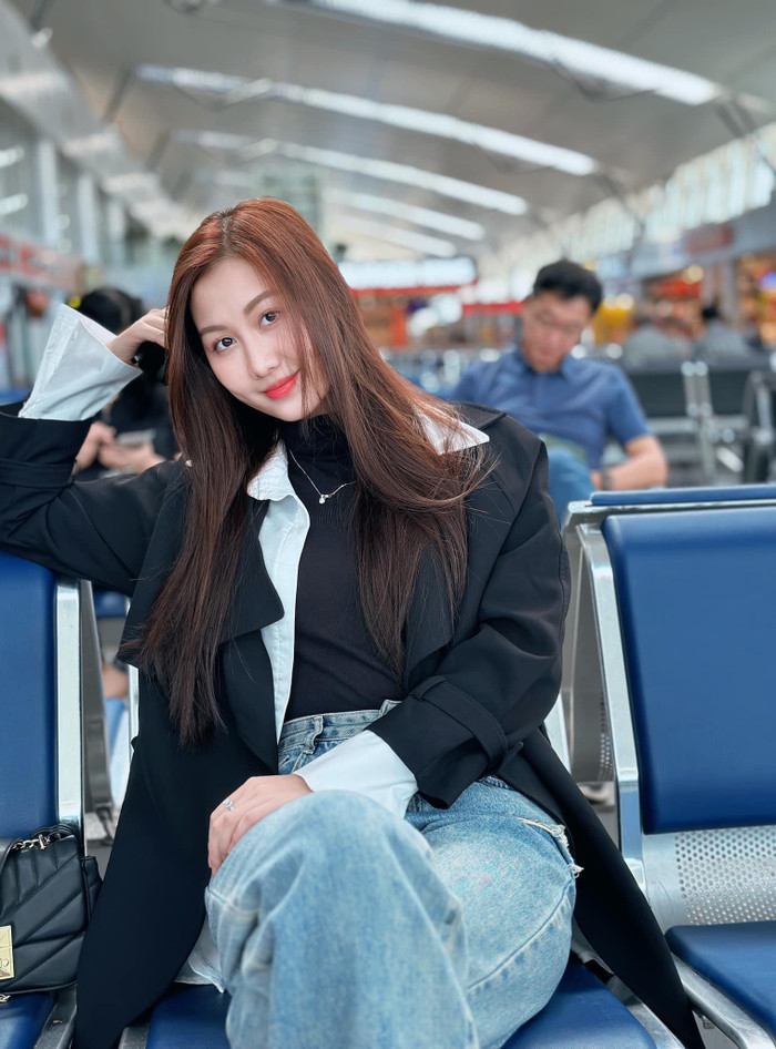 Quế Anh không chỉ gây ấn tượng với nhan sắc xinh đẹp mà còn nổi bật với gu thời trang tinh tế và hiện đại. Cô nàng sở hữu một phong cách thời trang trẻ trung, năng động nhưng vẫn giữ được nét dịu dàng, nữ tính, tạo nên một hình ảnh hoàn hảo và cuốn hút.