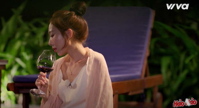 Yuna ngồi uống rượu một mình sau buổi hẹn hò với Mạnh Kiên.