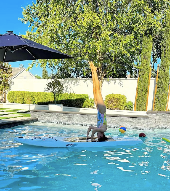 Hoa hậu Phạm Hương thực hiện động tác yoga 'trồng cây chuối' vô cùng điêu luyện, chuyên nghiệp. 