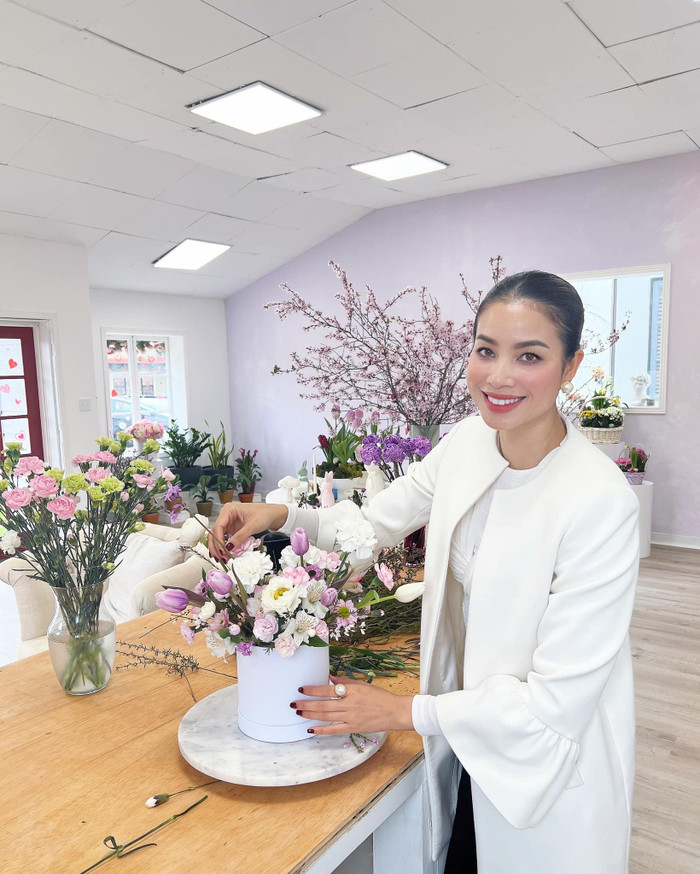 Hoa hậu Phạm Hương hiện đang làm chủ một shop hoa tại Mỹ. Ở tuổi 32, nhan sắc của nàng hậu vẫn nhận được nhiều khen ngợi. 