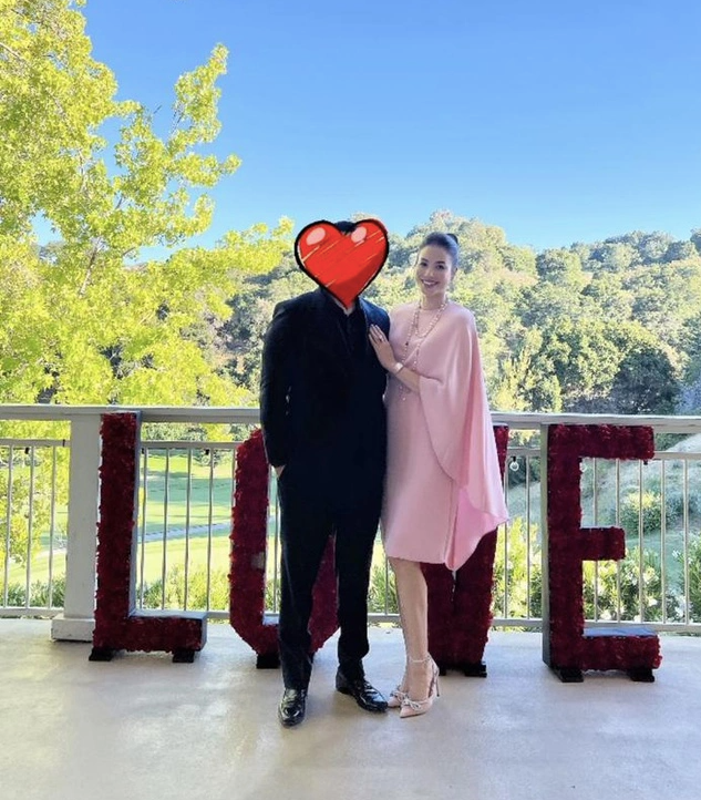 Chồng của Phạm Hương là đại gia Bobby Trần. Vốn là người kín tiếng, nàng hậu luôn khéo léo che chắn diện mạo chồng mỗi khi đăng ảnh. 