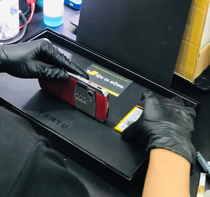 Việc có trung tâm sữa chữa và bảo hành tại Việt Nam là tin vui cho người sử dụng dòng điện thoại Vertu.