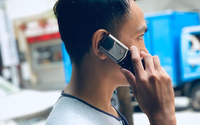 Trăn trở khi mua điện thoại di động giá tiền tỷ ở Việt Nam Ảnh 2