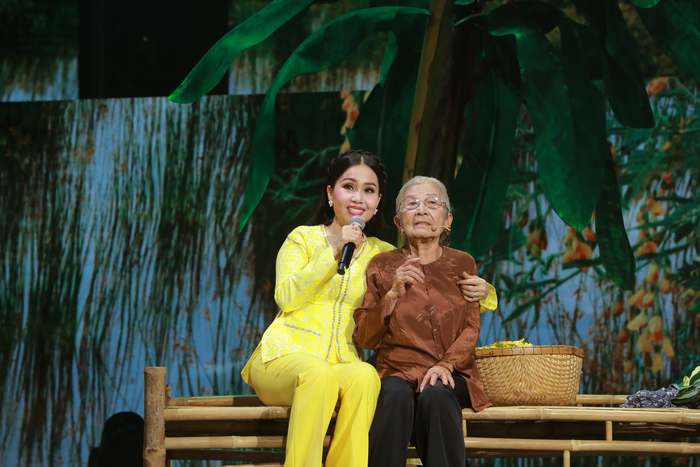Nữ ca sĩ làm mới những bản dân ca trữ tình, ngọt ngào.