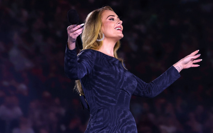 Adele xúc động, bật khóc trước 80.000 khán giả Ảnh 2