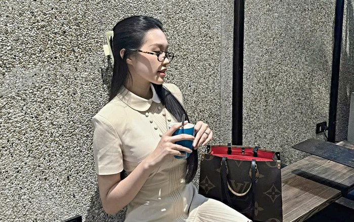 Vợ Đoàn Văn Hậu xuống phố với túi 80 triệu Ảnh 2