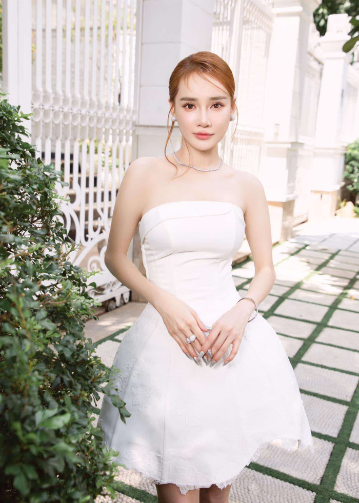 Sau 2 lần sinh con, nữ diễn viên vẫn giữ được sắc vóc thon thả đáng ngưỡng mộ. 