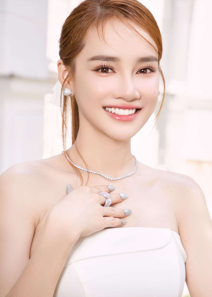 Phong cách trang điểm nhẹ nhàng đã tôn lên vẻ đẹp tự nhiên và trong trẻo của nữ diễn viên.