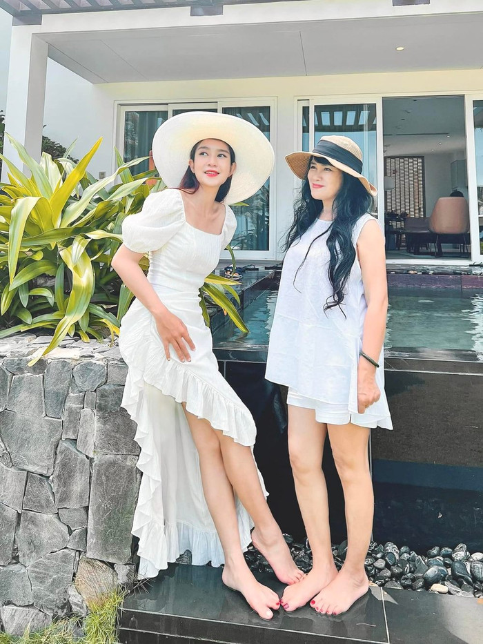 Minh Hà và mẹ ruột. Nhiều người thường nhầm đây là chị gái của Minh Hà và cô từng lên tiếng đính chính. 