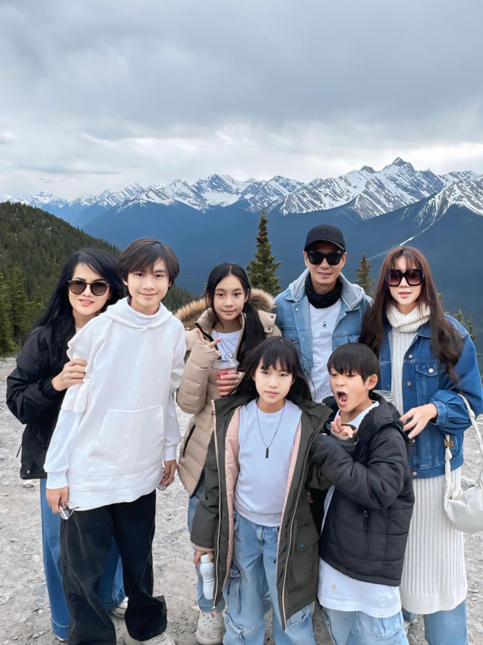 Mẹ vợ lớn hơn Lý Hải 10 tuổi, nổi bật với nhan sắc trẻ trung, xinh đẹp. 