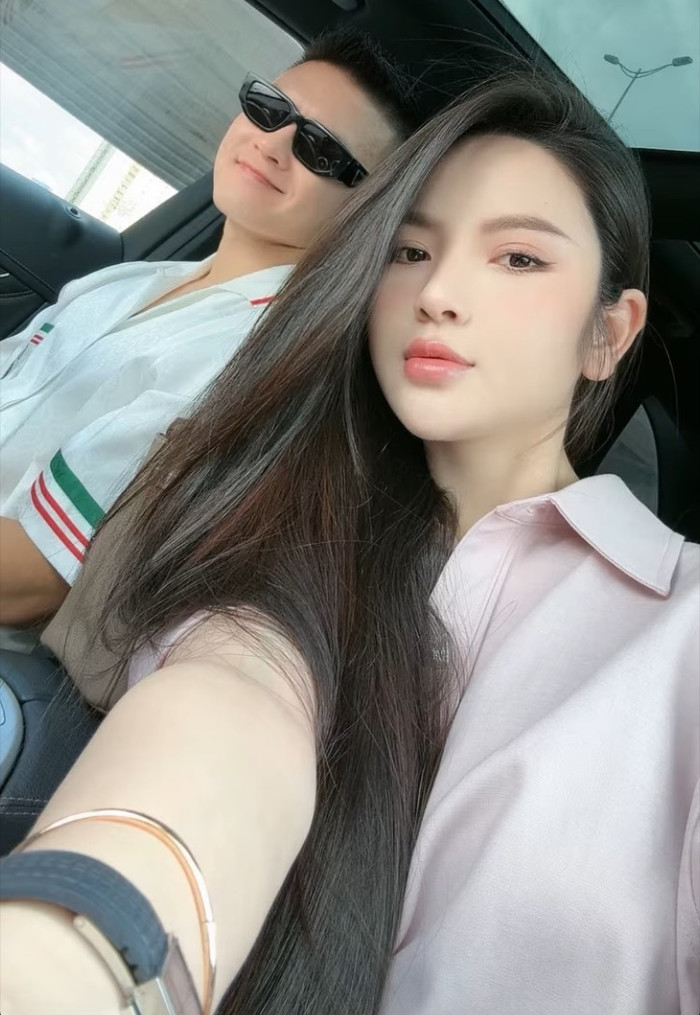 Chu Thanh Huyền đăng tải hình ảnh chụp cùng ông xã Quang Hải. Sau khi hạ sinh con đầu lòng, nàng WAG dường như không có chút thay đổi. Chu Thanh Huyền gây ấn tượng với nhan sắc xinh đẹp, mềm mại và rạng rỡ. Không những vậy, bà xã Quang Hải còn sở hữu mái tóc đen suông dài, mềm mại.